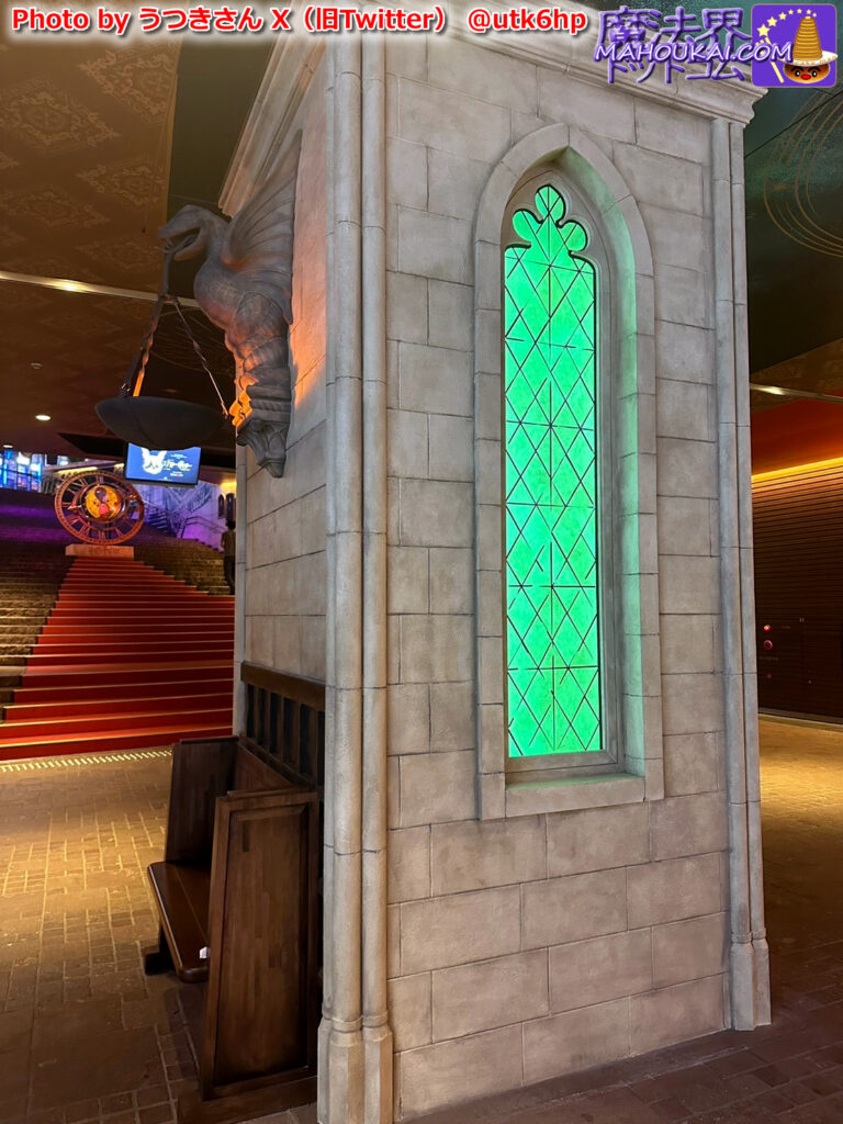 Hogwarts pillars and chairs appear at Akasaka Station, the closest station to the stage Haripota! Four dormitory lighting & gargoyle statues also appear!