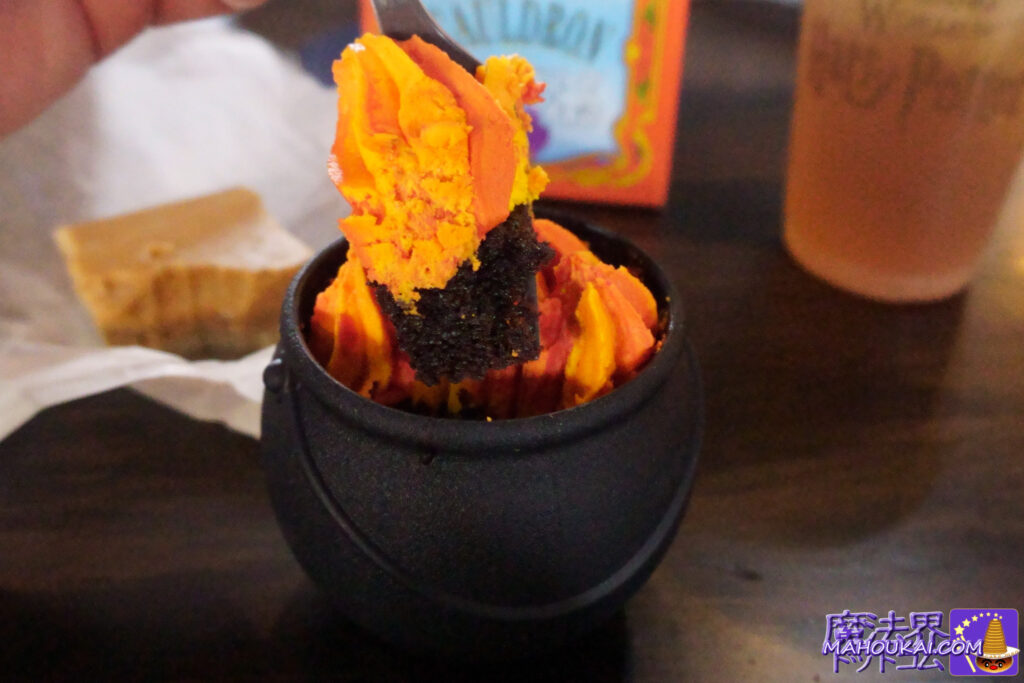 【食レポ】大鍋ケーキ、バタービールのファッジ、かぼちゃパイ、骸骨チョコレート、魔女トンガリ帽子カップケーキ、杖型チョコプレッツェル、イモリ生姜クッキー ハニーデュークス（米オーランド）