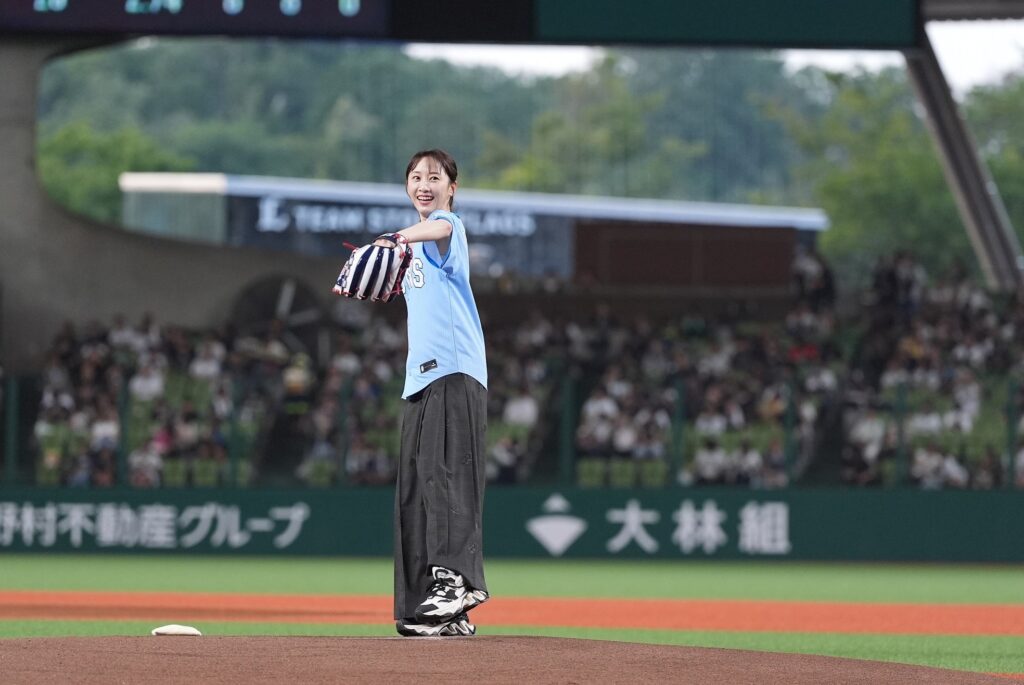 舞台『ハリー・ポッターと呪いの子』ハーマイオニー役の松井玲奈さん埼玉西武ライオンズに姿現し!2025年8月29日