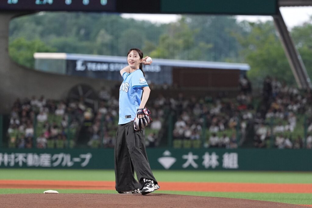 舞台『ハリー・ポッターと呪いの子』ハーマイオニー役の松井玲奈さん埼玉西武ライオンズに姿現し!2025年8月29日