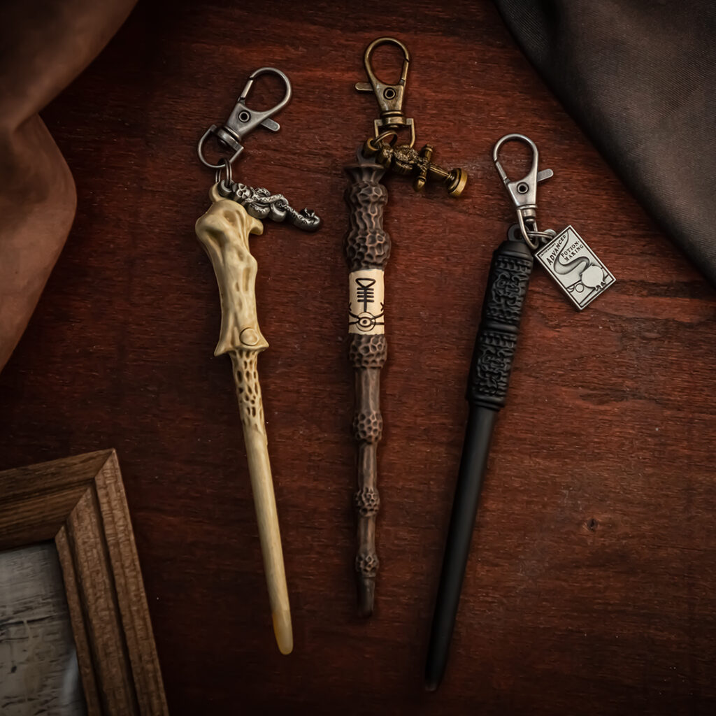 【新商品】光る杖キーホルダー「ダンブルドア」「スネイプ」「ヴォルデモート」と「ハリー・ポッター 蓄光呪文Tシャツ」発売|ハリー・ポッター マホウドコロ 2025年9月5日(金)~