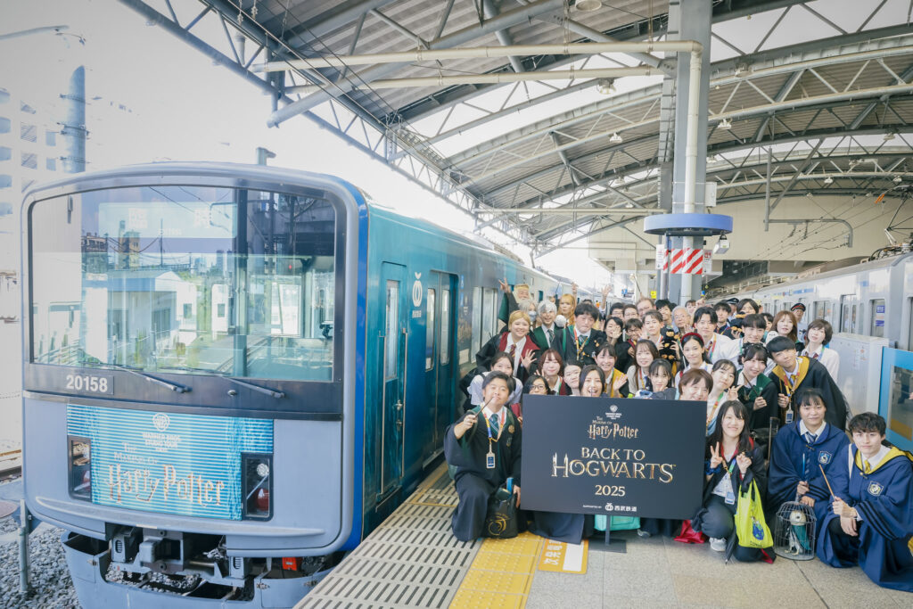 西武鉄道池袋駅のホームで50名のファンと新学期をお祝い「バック・トゥ・ホグワーツ」特別イベント