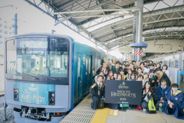 西武鉄道池袋駅のホームで50名のファンと新学期をお祝い「バック・トゥ・ホグワーツ」特別イベント