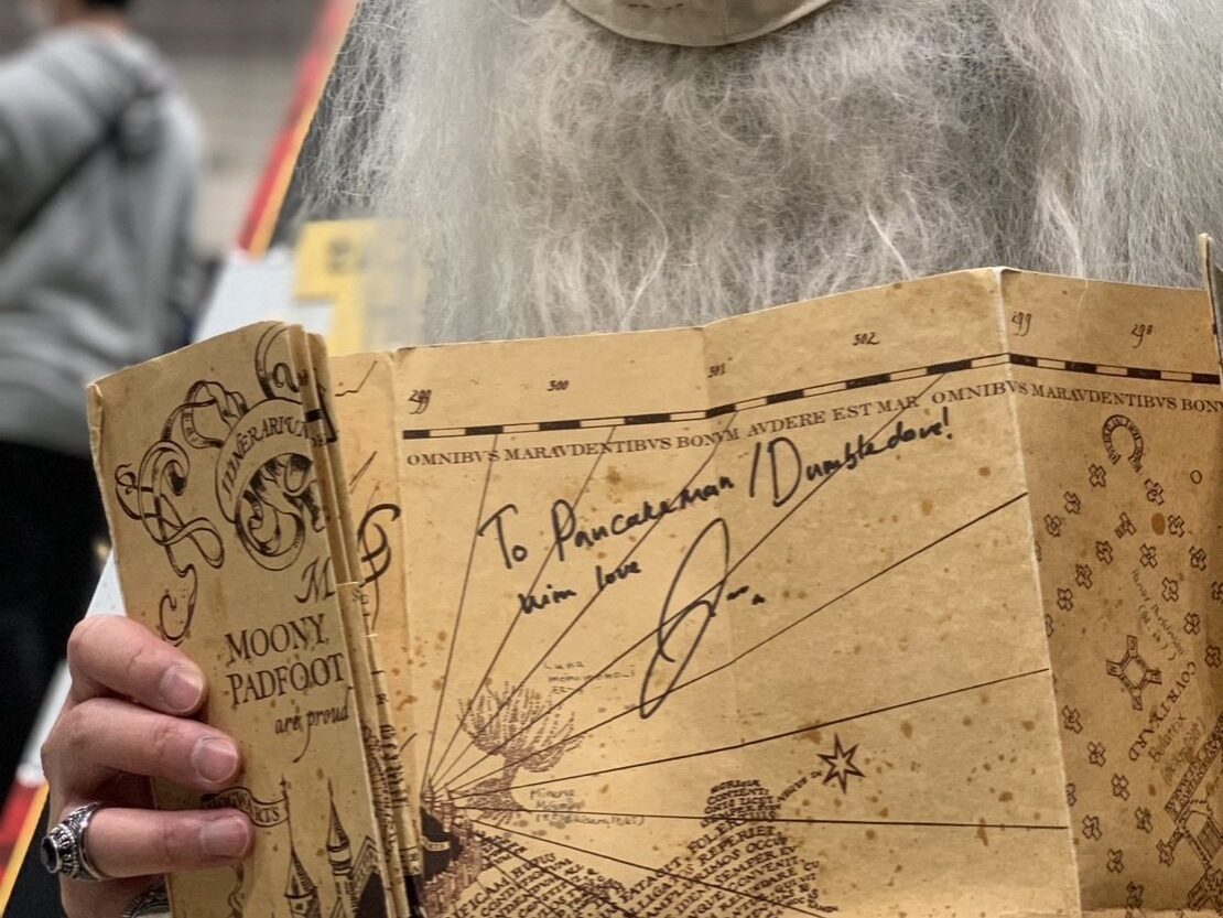 東京コミコン2022 ジェイミー・キャンベル・バウアーさんと写真撮影&サインをしてきました♪映画ハリー・ポッターとファンタビの若きゲラート・グリンデルバルド役はファンサービスが素敵すぎました♪