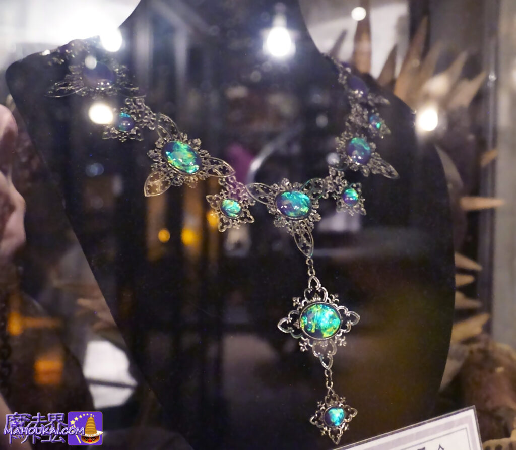 アメリカ ユニバーサル・オーランド ボージン・アンド・バークスに展示している「呪われたオパール・ネックレス」ユニバーサル・スタジオ製
