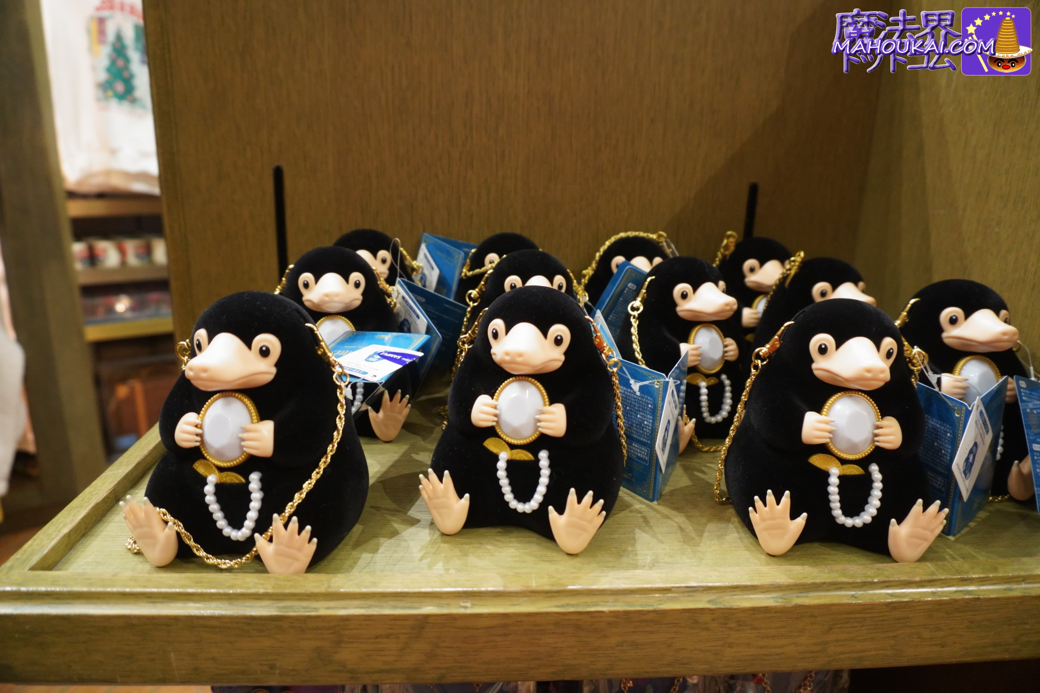 【USJ新商品】ニュート・スキャマンダーのスマホショルダー、ホグワーツ雨具ポンチョ、光るニフラー etc「ハリー・ポッター エリア」2025年11月12月