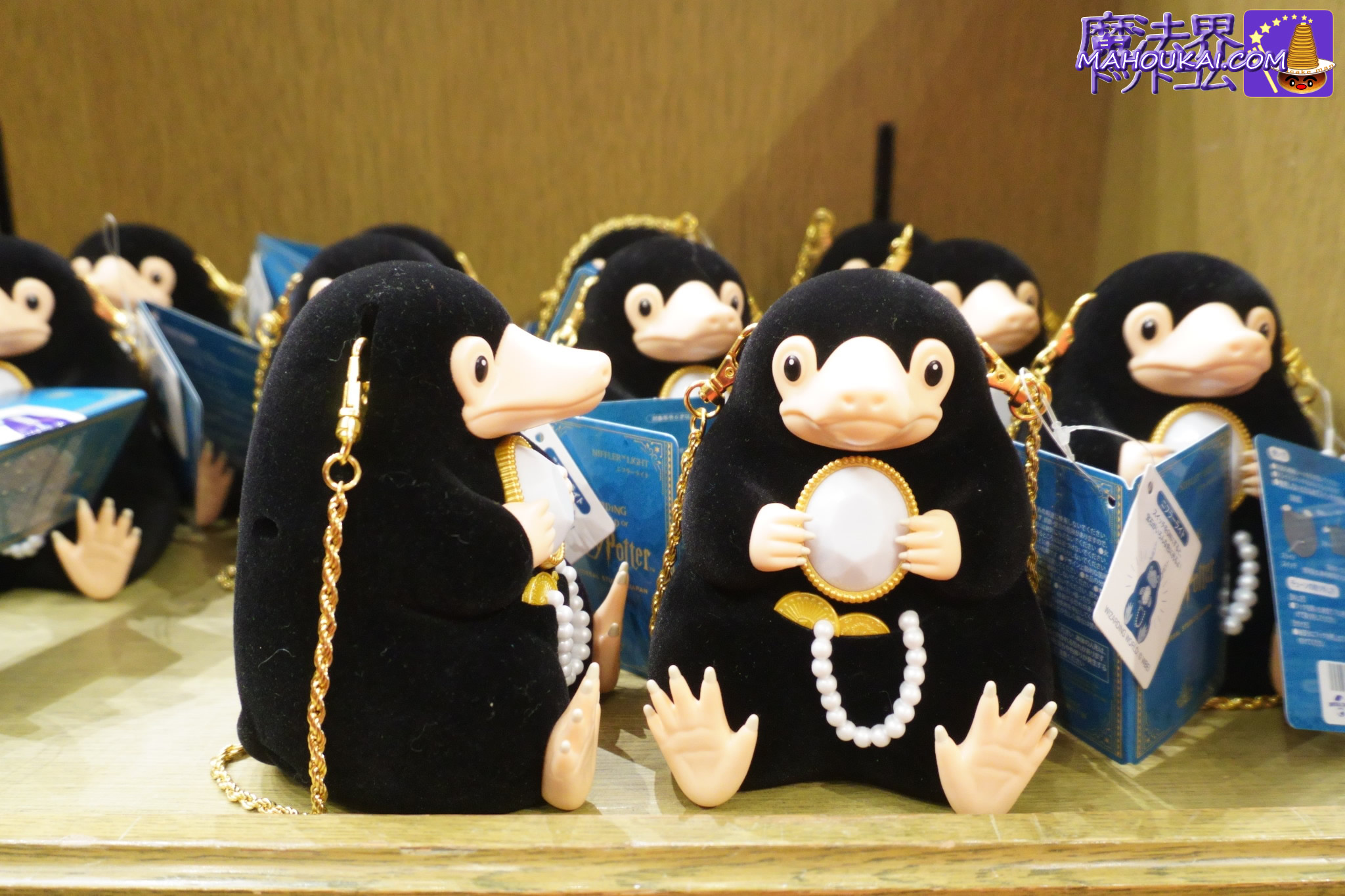 【USJ新商品】ニュート・スキャマンダーのスマホショルダー、ホグワーツ雨具ポンチョ、光るニフラー etc「ハリー・ポッター エリア」2025年11月12月