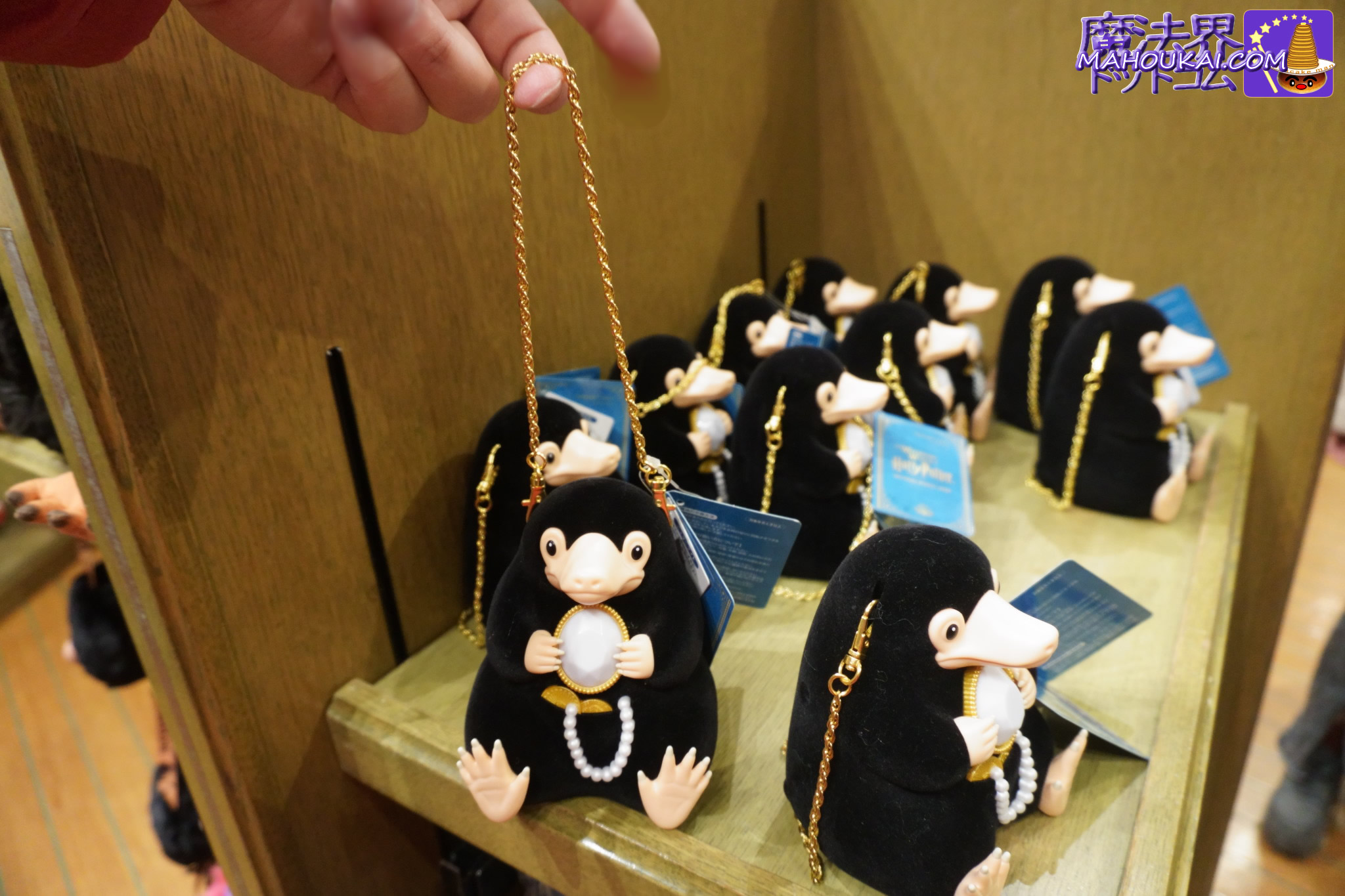 【USJ新商品】ニュート・スキャマンダーのスマホショルダー、ホグワーツ雨具ポンチョ、光るニフラー etc「ハリー・ポッター エリア」2025年11月12月