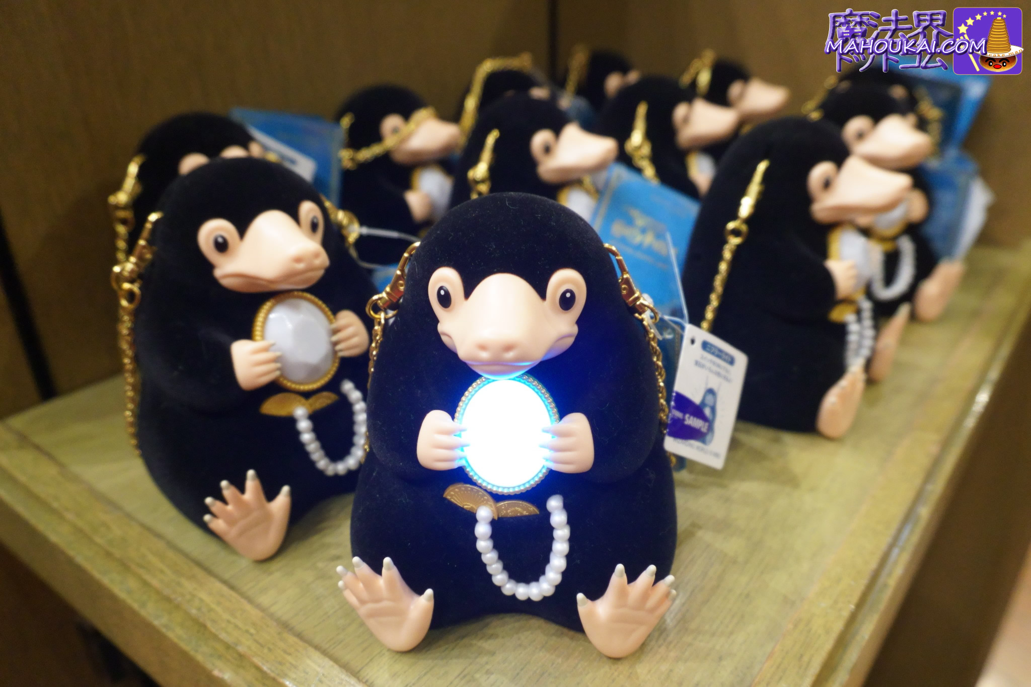 【USJ新商品】ニュート・スキャマンダーのスマホショルダー、ホグワーツ雨具ポンチョ、光るニフラー etc「ハリー・ポッター エリア」2025年11月12月