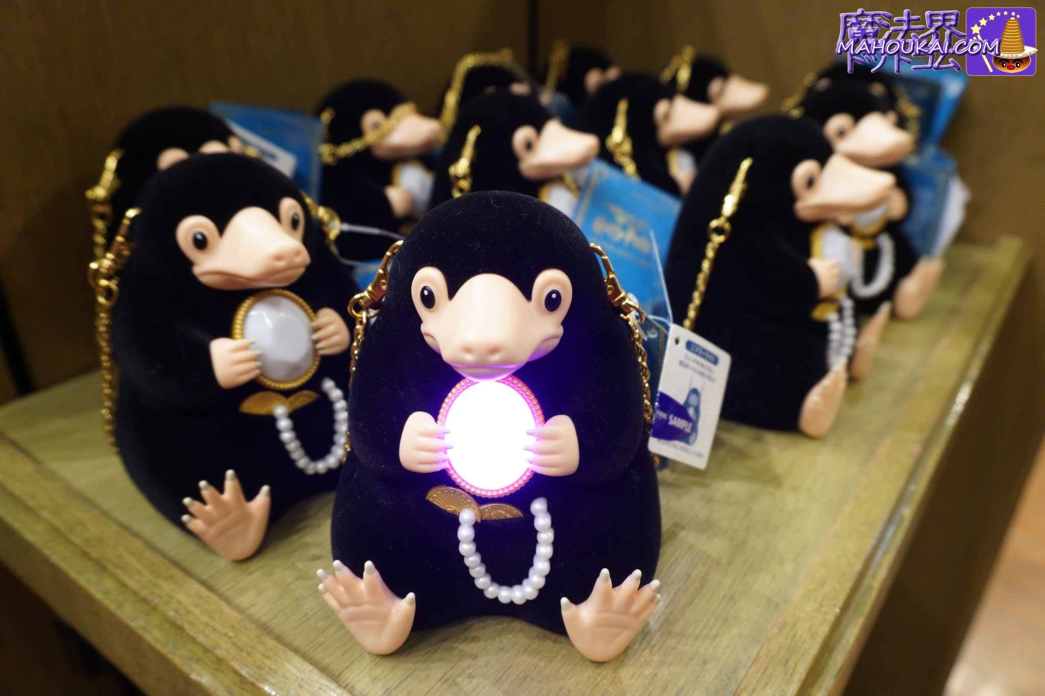 【USJ新商品】ニュート・スキャマンダーのスマホショルダー、ホグワーツ雨具ポンチョ、光るニフラー etc「ハリー・ポッター エリア」2025年11月12月