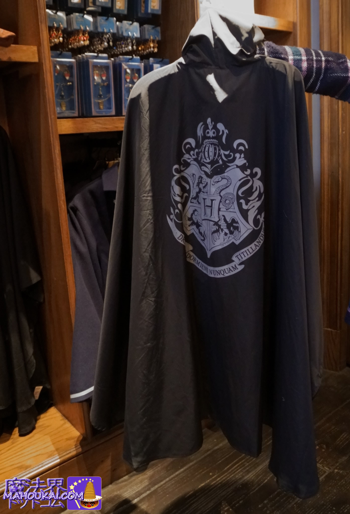 【USJ新商品】ニュート・スキャマンダーのスマホショルダー、ホグワーツ雨具ポンチョ、光るニフラー etc「ハリー・ポッター エリア」2025年11月12月