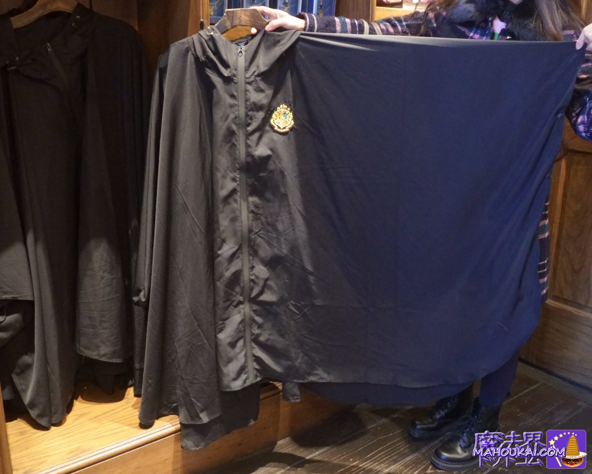 【USJ新商品】ニュート・スキャマンダーのスマホショルダー、ホグワーツ雨具ポンチョ、光るニフラー etc「ハリー・ポッター エリア」2025年11月12月