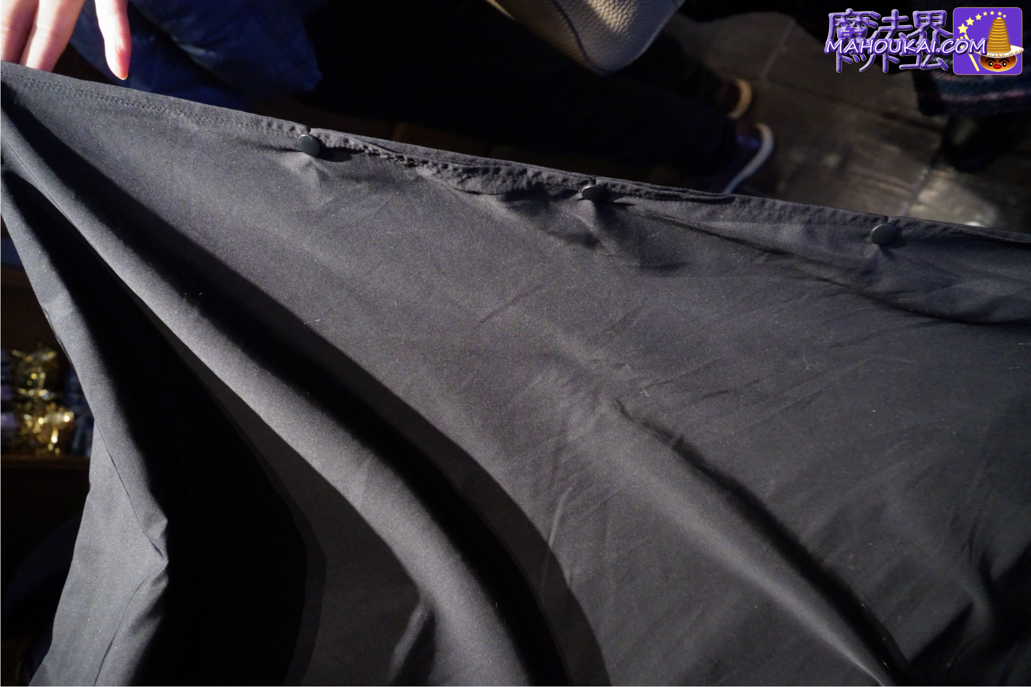 【USJ新商品】ニュート・スキャマンダーのスマホショルダー、ホグワーツ雨具ポンチョ、光るニフラー etc「ハリー・ポッター エリア」2025年11月12月