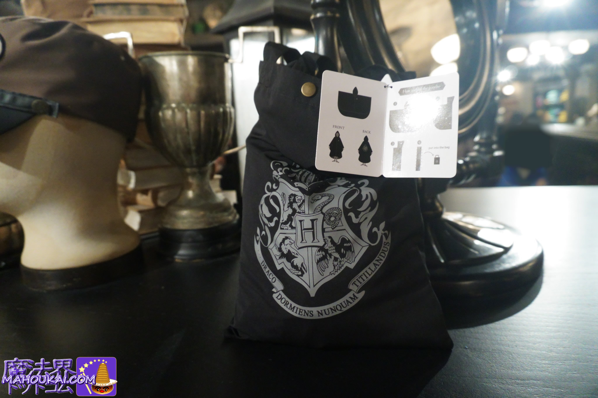 【USJ新商品】ニュート・スキャマンダーのスマホショルダー、ホグワーツ雨具ポンチョ、光るニフラー etc「ハリー・ポッター エリア」2025年11月12月