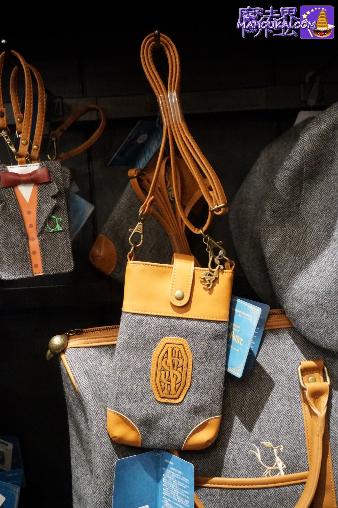 【USJ新商品】ニュート・スキャマンダーのスマホショルダー、ホグワーツ雨具ポンチョ、光るニフラー etc「ハリー・ポッター エリア」2025年11月12月