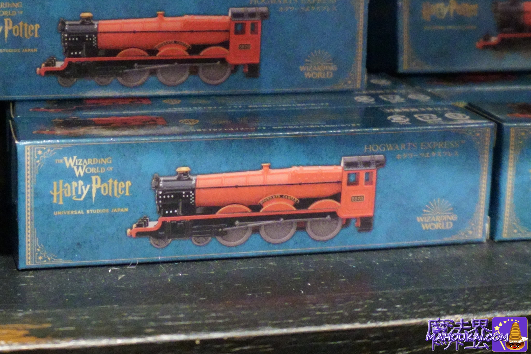 【USJ新商品】ニュート・スキャマンダーのスマホショルダー、ホグワーツ雨具ポンチョ、光るニフラー etc「ハリー・ポッター エリア」2025年11月12月