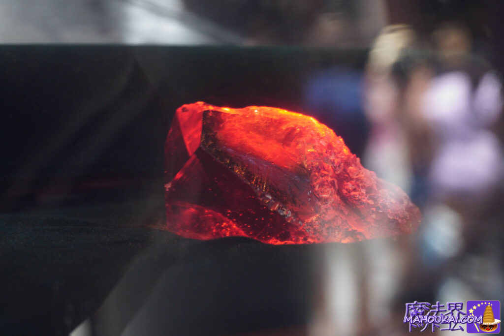 ニコラス・フラメルの家と「賢者の石」と水晶玉 ワンド・マジック｜エピック・ユニバース ハリポタエリア