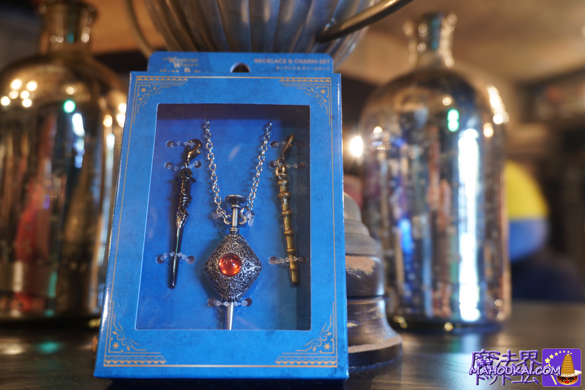 【USJ新商品】ニュート・スキャマンダーのスマホショルダー、ホグワーツ雨具ポンチョ、光るニフラー etc「ハリー・ポッター エリア」2025年11月12月