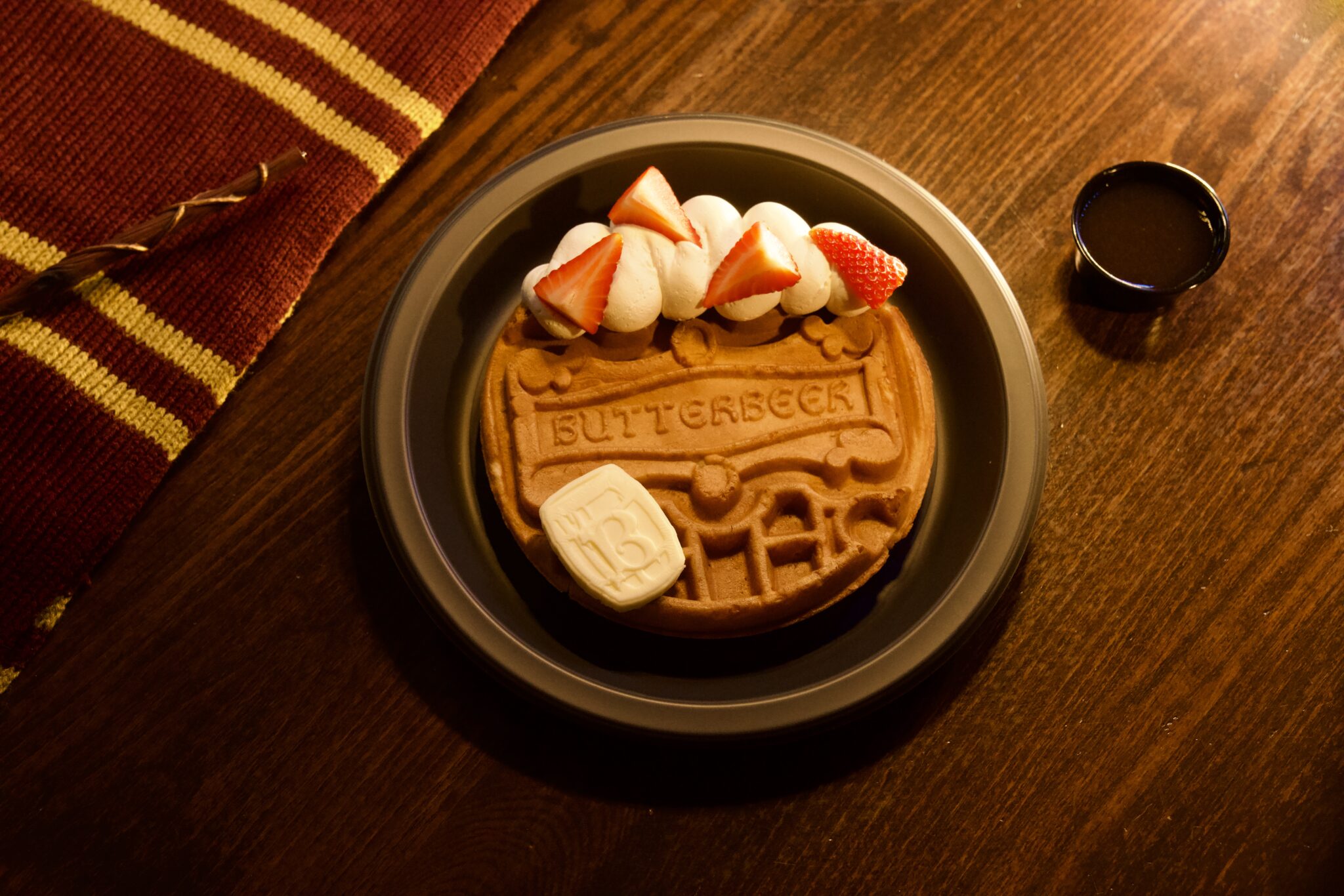 世界のユニバーサル各パークでバタービール シーズン2026年開催！USJは4月1日～ バタービール・シュークリーム新登場！