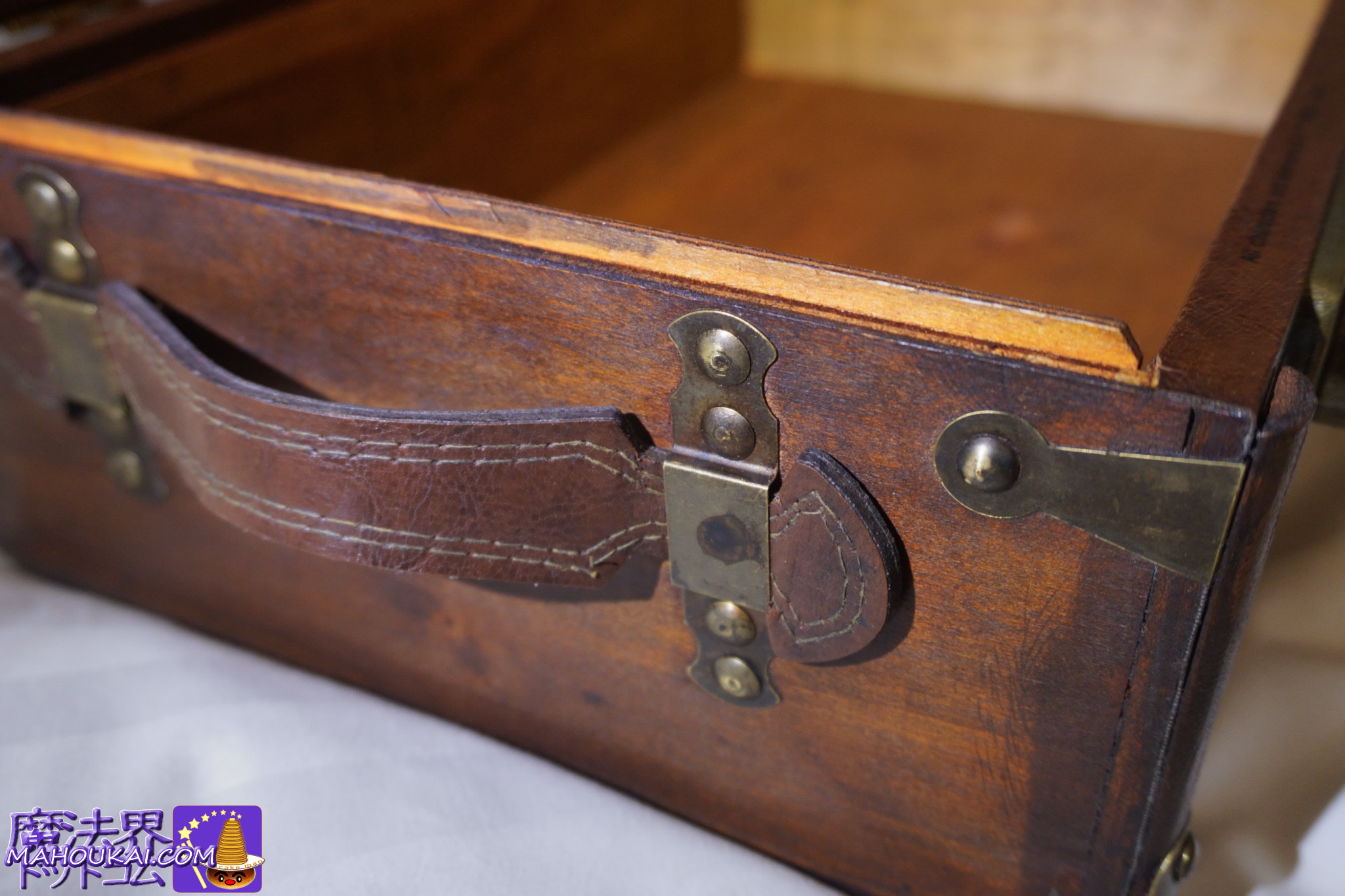 左側面のハンドルの拡大写真 公式ホグワーツトランク（新デザイン）購入レポート｜ハリー・ポッター スタジオツアー＆ハリポタショップ 2026年2月