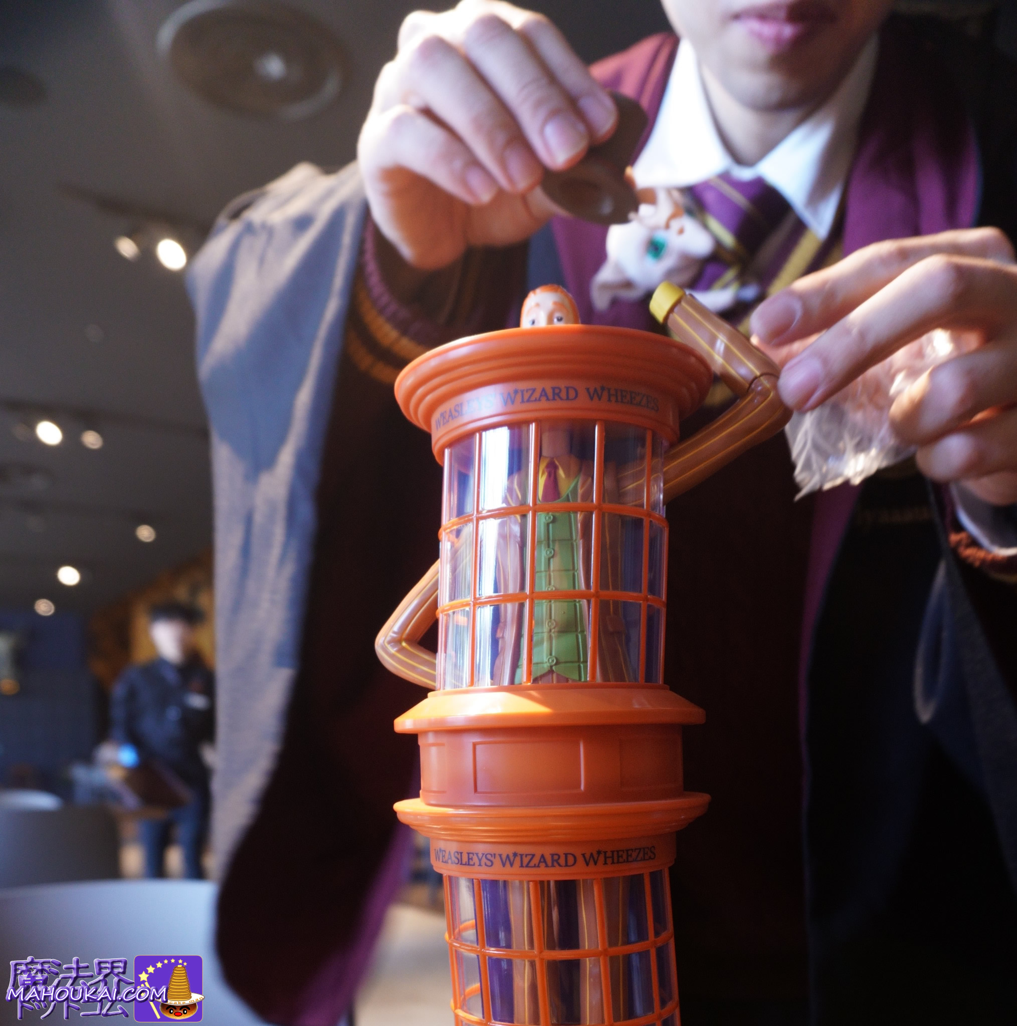 ウィーズリー人形&ゲーゲートローチ人形の帽子パーツを取り付ける様子|ハリー・ポッター1番くじ商品