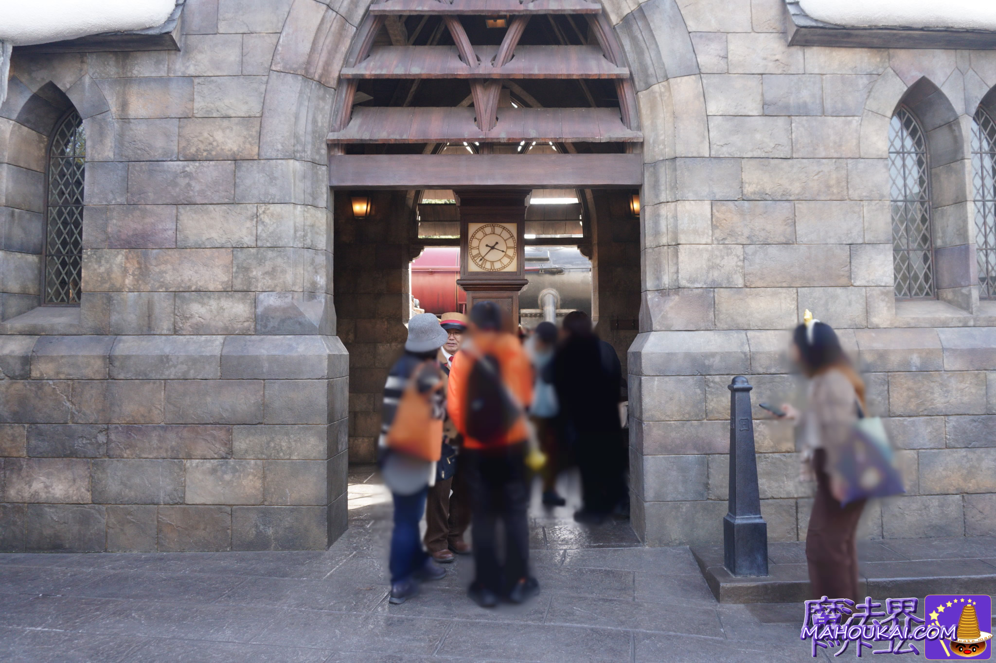 撮影場所のホグズミード駅外観【USJ新商品】鳴く動く大人ニフラーぬいぐるみ ガリオン金貨付 etc「ハリー・ポッター エリア」2026年2月