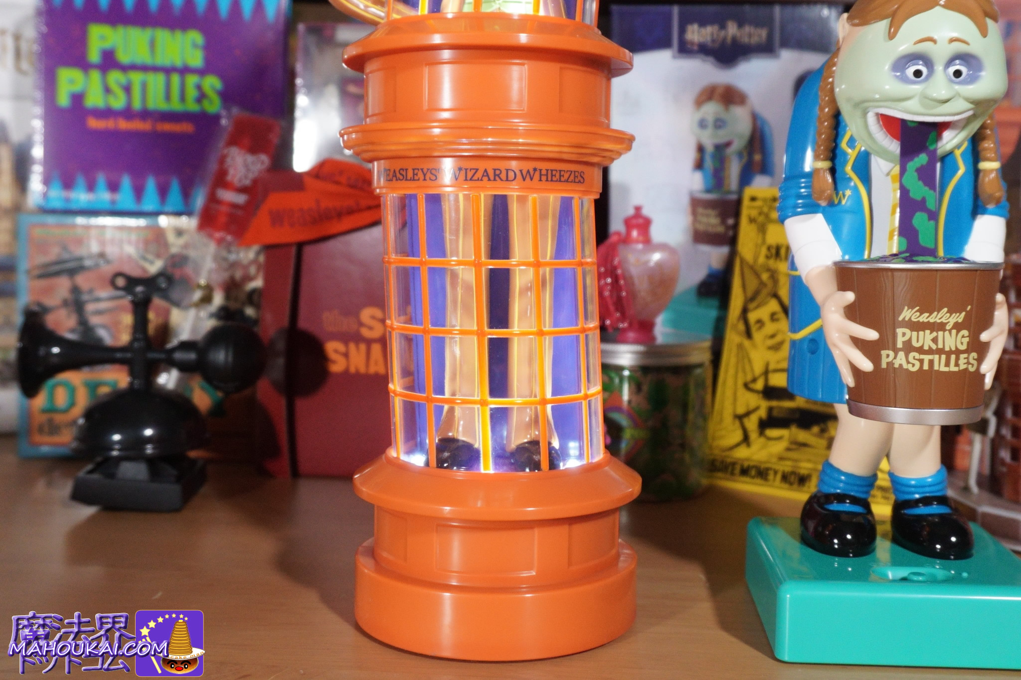 「ウィーズリー・ウィザード・ウィーズ ショップ型ライト」下半身の点灯状態|ハリー・ポッター1番くじ商品