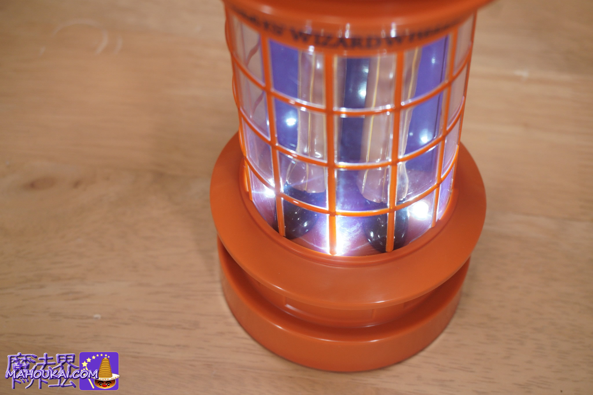 「ウィーズリー・ウィザード・ウィーズ ショップ型ライト」下半身の点灯状態|ハリー・ポッター1番くじ商品