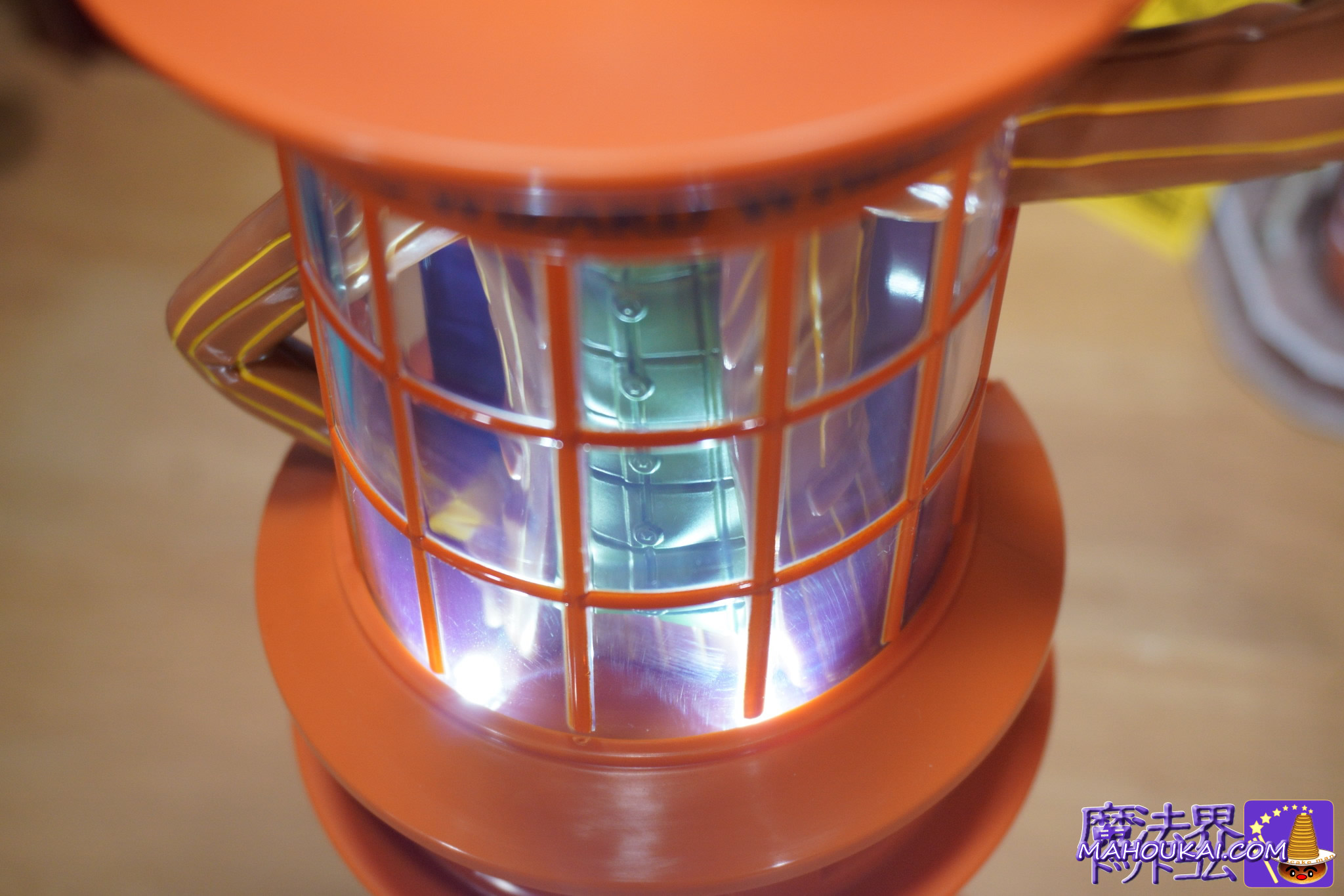 「ウィーズリー・ウィザード・ウィーズ ショップ型ライト」上半身の点灯状態|ハリー・ポッター1番くじ商品