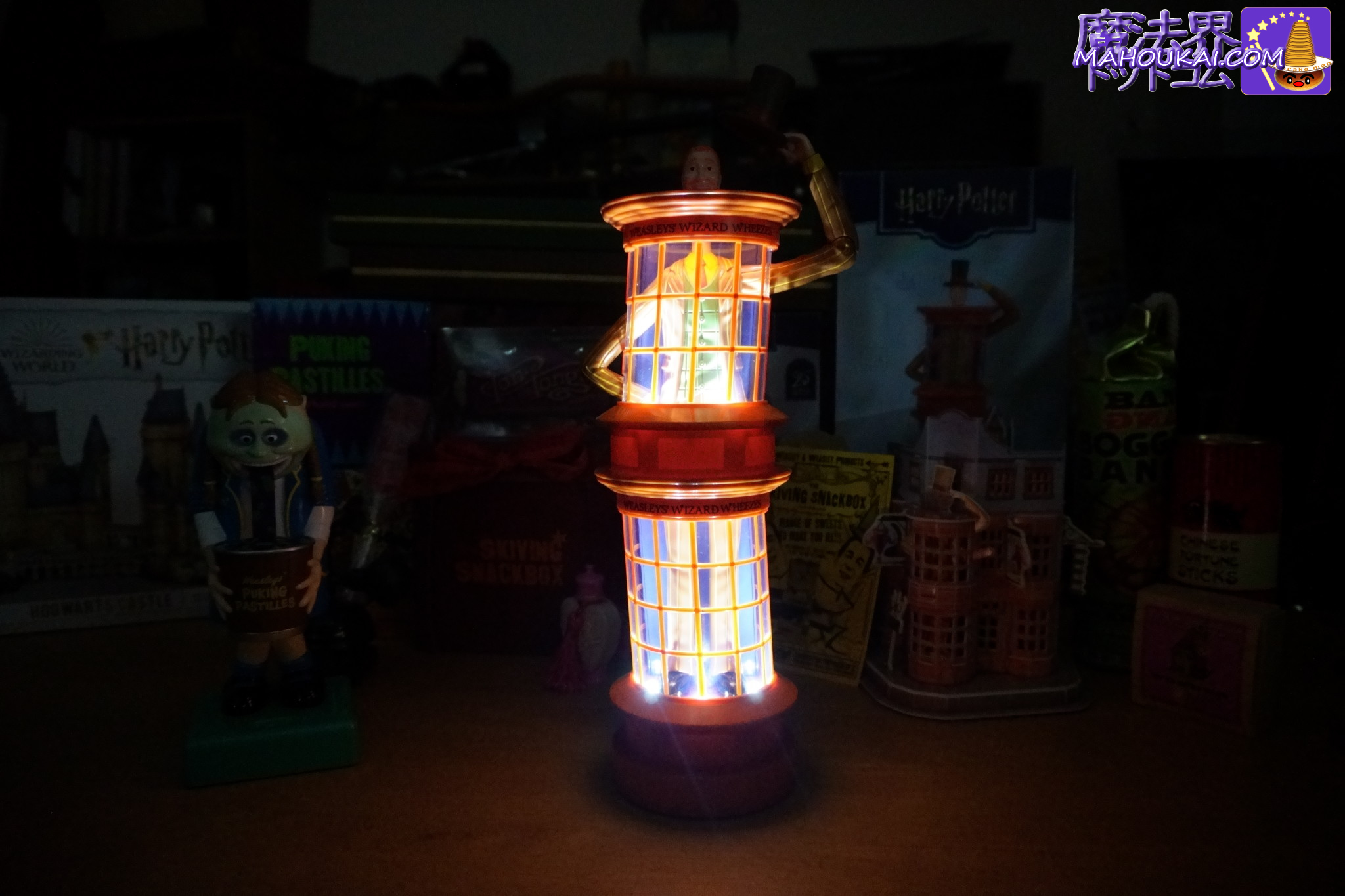 「ウィーズリー・ウィザード・ウィーズ ショップ型ライト」点灯した状態(室内は暗い状態)|ハリー・ポッター1番くじ商品