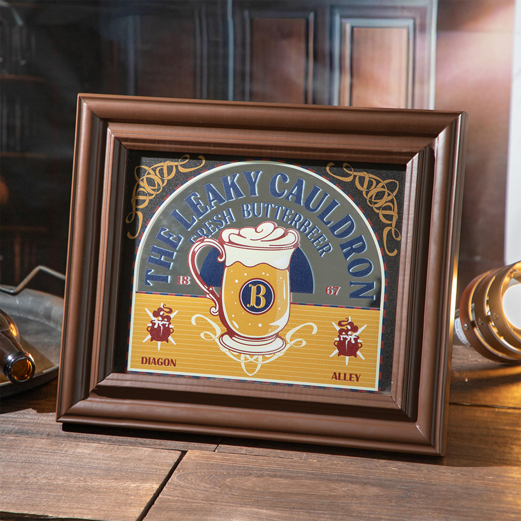 【新商品】ハリー・ポッター バタービール パブミラー設置イメージ　ハリー・ポッター　マホウドコロもバタービール・シーズン2026年グッズ発売2026年3月13日（金）～