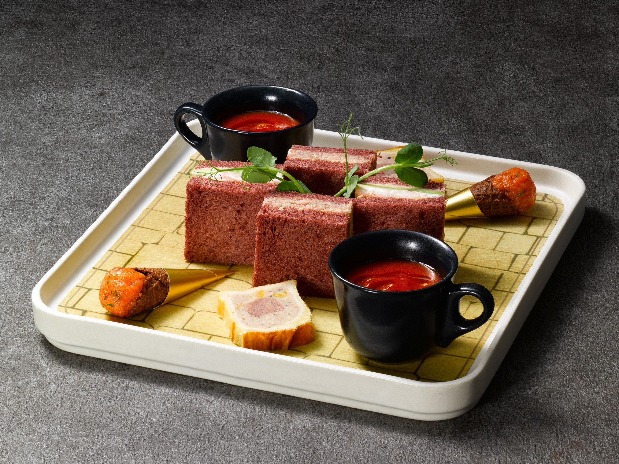 ダイアゴン横丁の買い物リストアフタヌーンティー構成 下段プレート ハリー・ポッター スタジオツアー東京「限定フード&スイーツ」登場!2026年3月18日(水)