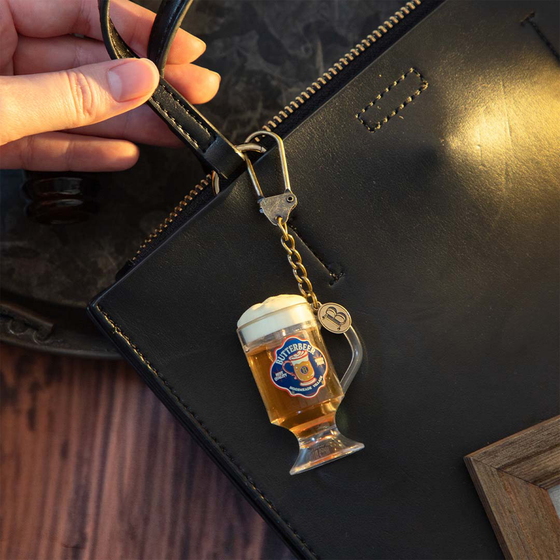 【新商品】ハリー・ポッター バタービール リキッドキーホルダー使用イメージ　ハリー・ポッター　マホウドコロもバタービール・シーズン2026年グッズ発売2026年3月13日（金）～