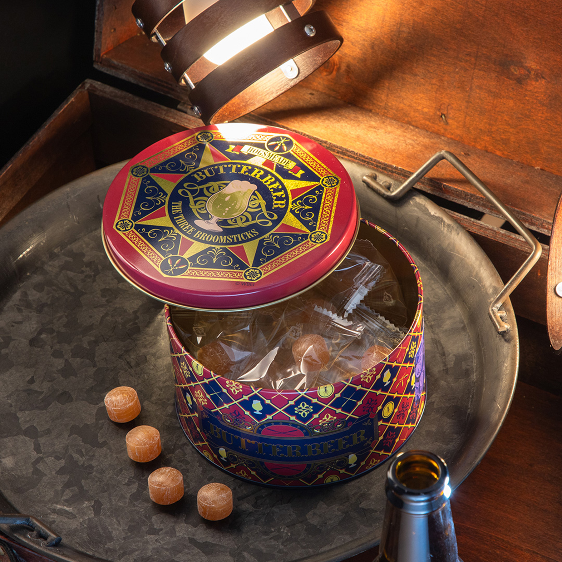 【既存商品】ハリー・ポッター バタービール キャンディ缶 開封イメージ　ハリー・ポッター　マホウドコロもバタービール・シーズン2026年グッズ発売2026年3月13日（金）～