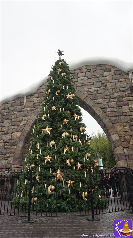 魔法のクリスマスツリーをマジカルワンドで魔法呪文ルーモス♪ロコーモーター♪2016年ハリー・ポッター　エリアのクリスマス