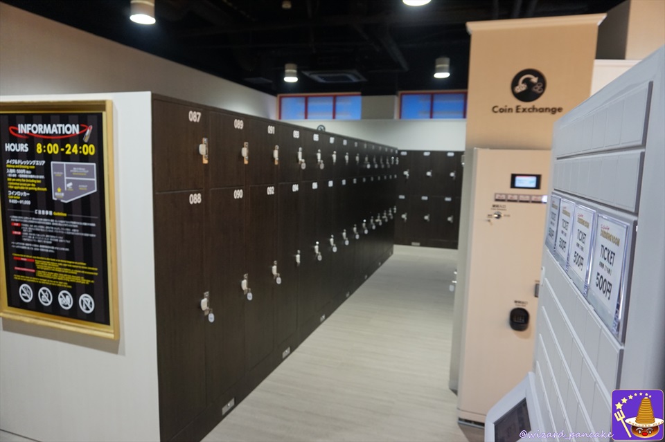 Coin-operated lockers small, large and large (Universal CityWalk changing rooms).