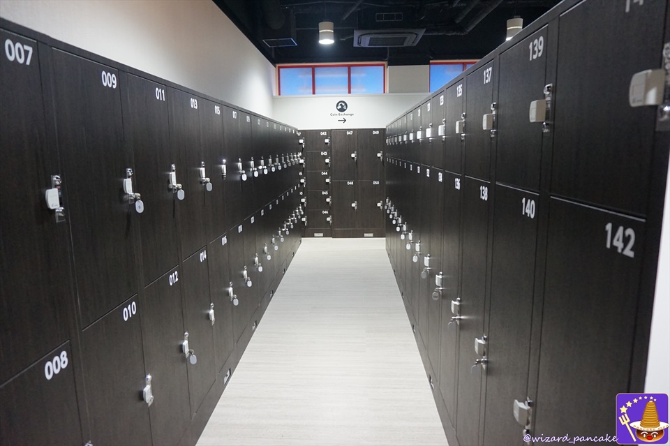 Coin-operated lockers small, medium and large (Universal CityWalk changing rooms).