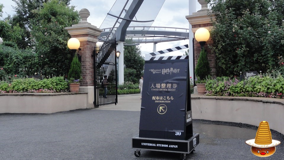 Numbered ticket locations and Express Pass entrances (USJ 'Harry Potter Area')