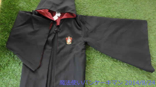 Gryffindor dressing gowns (Wiseacre Magical Supplies Store), USJ 'Harry Potter Area'.