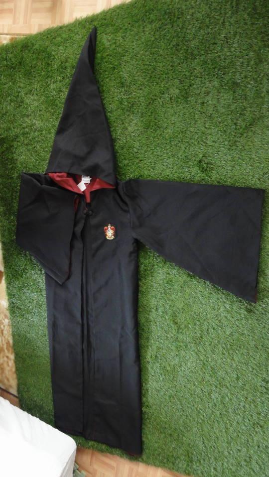 Gryffindor dressing gowns (Wiseacre Magical Supplies Store) UUSJ 'Harry Potter Area'.
