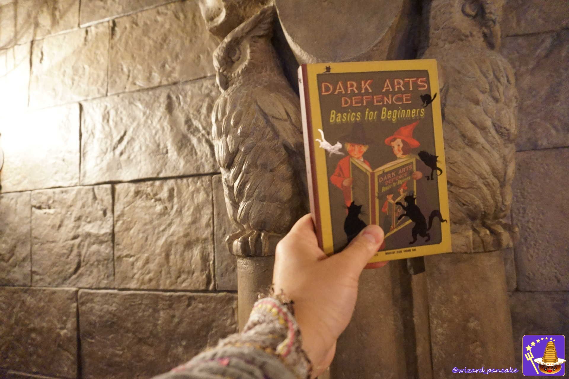 ミナリマ(minalima)のホグワーツ教科書（ノート）D.A.D.A.『闇の魔術に対する防衛術』を持つダンブルドア仮装のパンケーキマンはユニバ ホグワーツ城