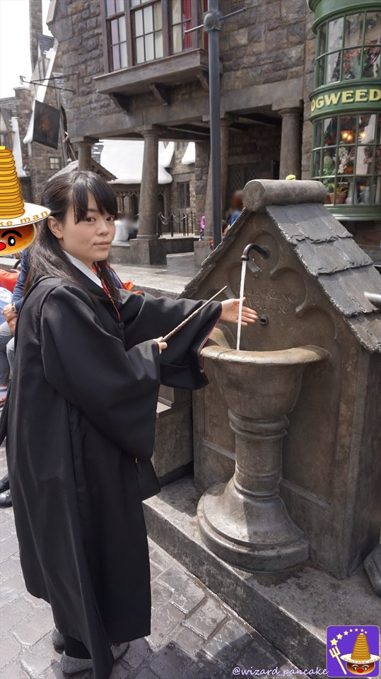 [Photo spot] Magical water tap in Hogsmeade Village â™" (water pump) drinking water & Butterville mug washing area USJ Harry Potter area