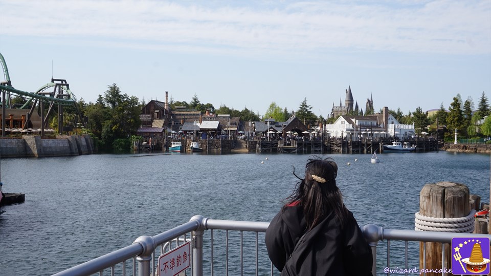 [Photo spots] Three (1) Thestrals and horseless carriages, (2))Â the magical water tap in Hogsmeade Village, (3) beautiful Hogwarts Castle over the lagoon USJ Wizarding World of Harry Potter and behind the Happiness Café Wizard Pancake Man Dumbledore.