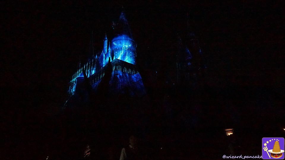 HARRIPOTTOR EXPECTO PATRONUM Night Show (super spoiler) USJ Harry Potter area Beautiful timing > Patronus 'Stag' running to Hogwarts appearing at Expecto Patronum and stopping at Gryffindor tower.