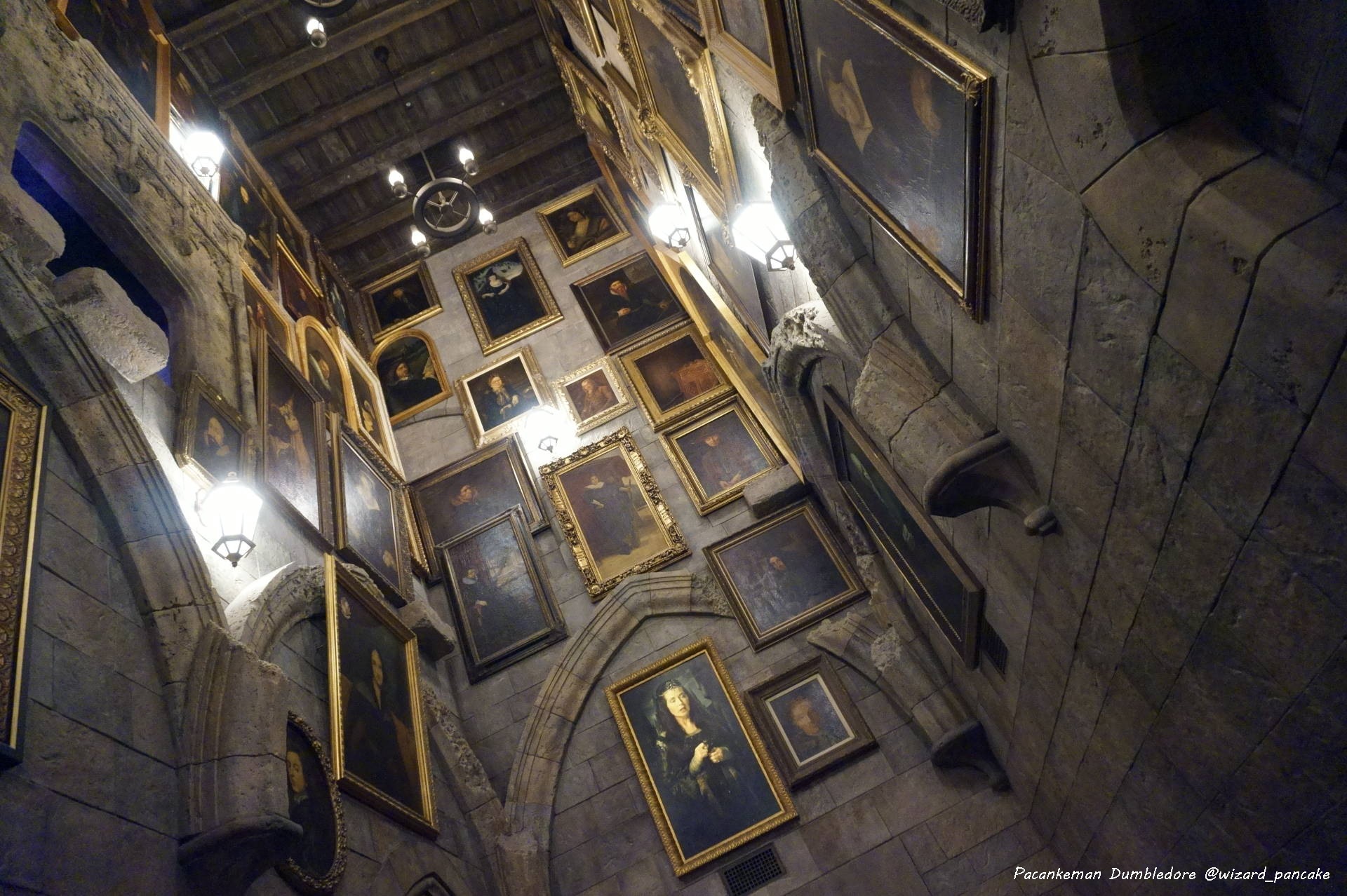 [Hidden spot] Dame David Heyman and Art Director Stuart Craig in the moving portrait corridor painting! Portrait of a young Newt Scamander Tour of Hogwarts Castle (USJ 'Harry Potter Area')