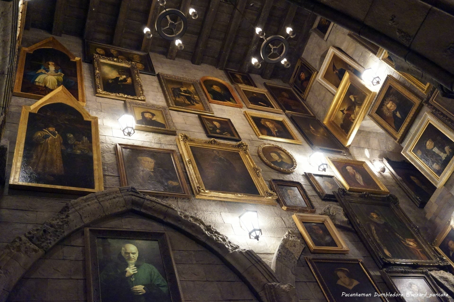[Hidden spot] Dame David Heyman and Art Director Stuart Craig in the moving portrait corridor painting! Portrait of a young Newt Scamander Tour of Hogwarts Castle (USJ 'Harry Potter Area')