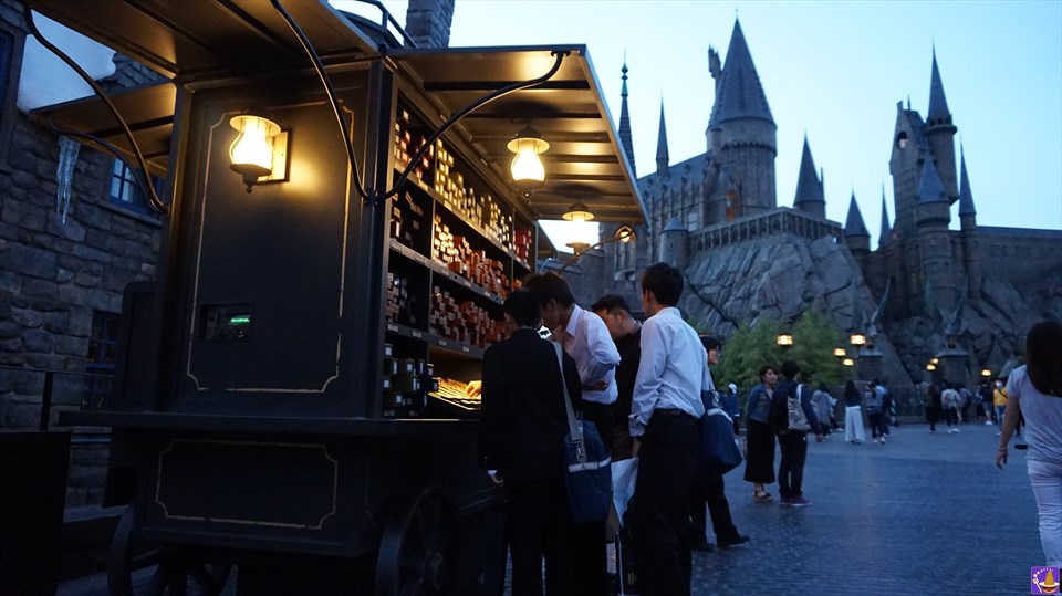 Cart sales outside the Ollivander wand shop in the Harry Potter area (USJ, 'Harry Potter area').