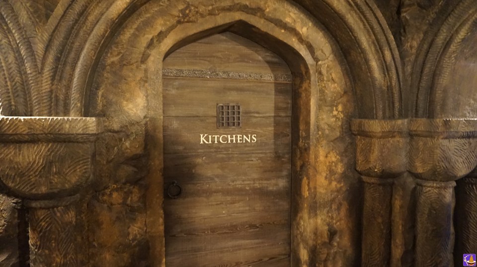 Hidden Spot] *2nd door *Right side Hogwarts kitchens (KITCHENS) [Hidden Spot] Severus Snape's room door | The statue of the One-Eyed Witch.
