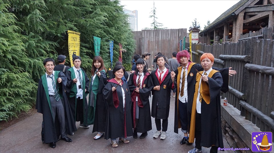 Fellow Harriotta in their Hogwarts Fourth Dormitory dressing gowns in the USJ Harry Potter area, 2016.