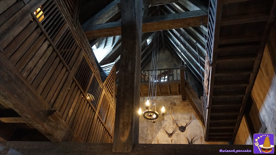 The Three Broomsticks - Do you know how many brooms there are in the Three Broomsticks? Find the broom hidden in the restaurant in Hogsmeade Village! USJ Harry Potter Area